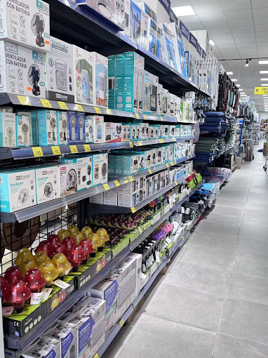 Pasillo con productos y pequeños electrodomésticos en Bazar San Cibrao
