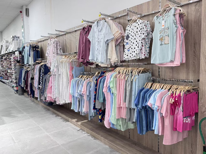 Zona de ropa y moda en Bazar San Cibrao